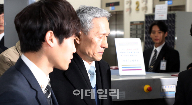 [포토]법원, '軍 댓글공작' 김관진 1심 징역 2년6개월 선고