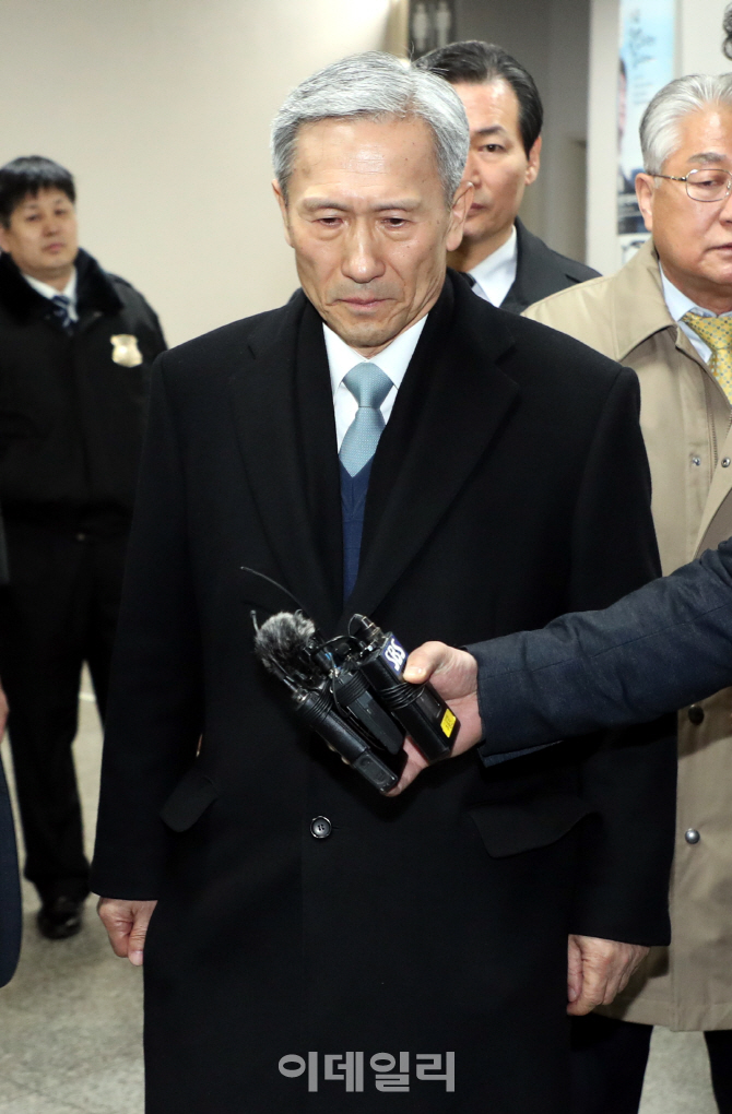 [포토]'軍 댓글조작' 김관진 전 국방장관, 1심서 징역 2년 6개월…구속은 면해