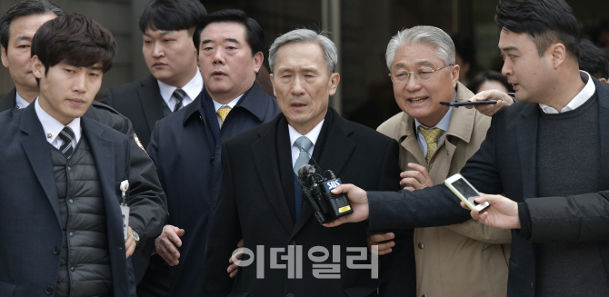 [포토]'軍 댓글조작' 김관진 전 국방장관, 구속은 면해