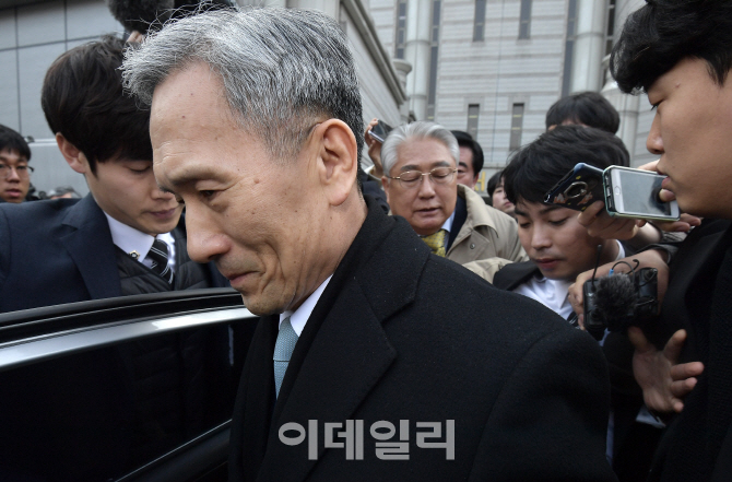[포토]서둘러 법원 떠나는 김관진 전 국방장관