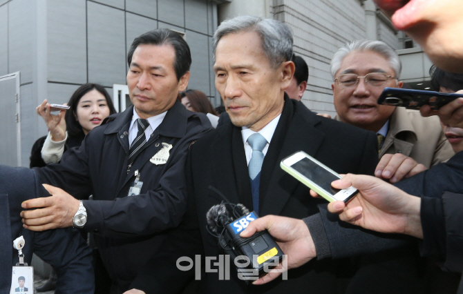[포토]취재진 질문 받으며 법원 떠나는 김관진 전 국방장관