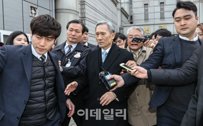 [포토]취재진 질문 받으며 법원 떠나는 김관진 前 국방부 장관