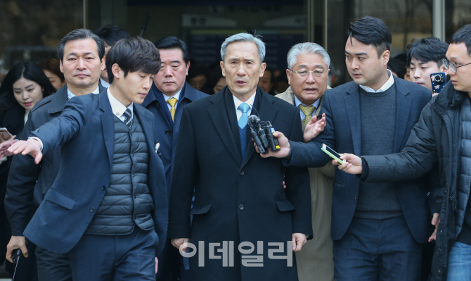 [포토]취재진 질문 받는 김관진 前 국방부 장관