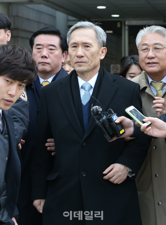 [포토]법원 나서며 취재진 질문 받는 김관진 前 국방부 장관