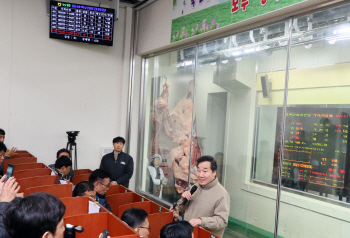 이낙연 총리, 음성 축산물 공판장 방문.. "축산농가 소득증대 공헌해야"