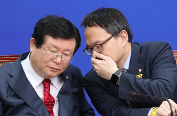 설훈 " 20대 文지지율 하락, 교육 제대로 못 받아서"...野 '멍청이' 반발