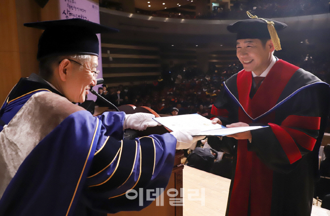 [포토] 박사학위 받는 탤런트 박상원