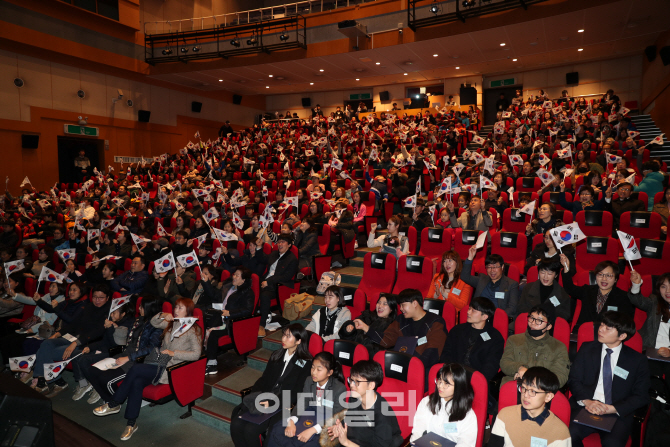 [포토]태극기 흔드는 강북구민들