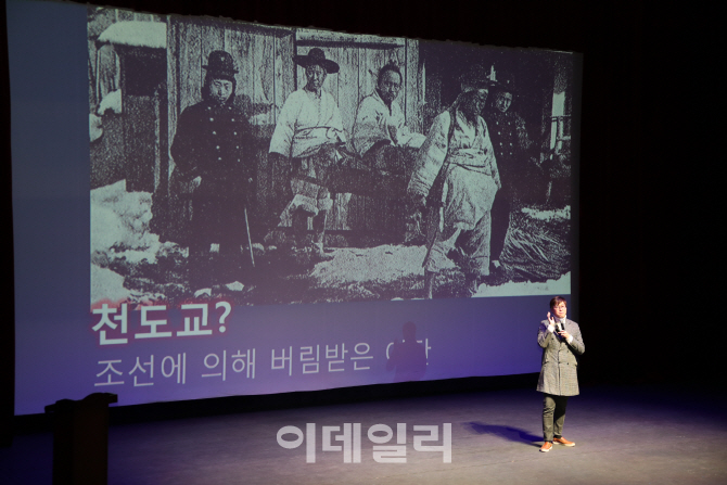 [포토]'3·1독립운동 100주년 기념행사'에서 강연하는 심용환 역사N연구소장