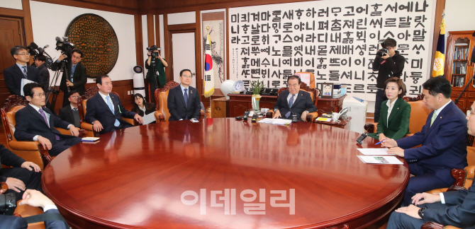 [포토]회동 갖는 국회의장-여야 5당 원내대표