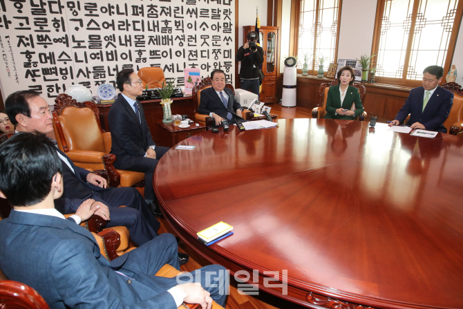 [포토]문희상 국회의장 중재, '여야 5당 원내대표 회동'