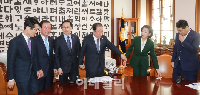 [포토]문희상 국회의장 중재, '여야 5당 원내대표 정례 회동'