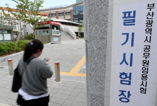 2019년 지방공무원 3.3만명 채용…전년比 30% 확대