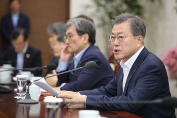 文대통령 “북한 경제 개방된다면 주변국·국제기구·국제자본 참여”(속보)