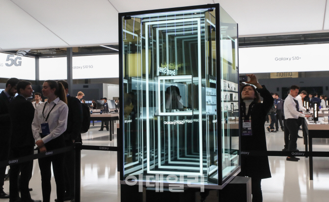 [포토]'MWC19'에 전시된  '갤럭시 폴드(Galaxy Fold)'