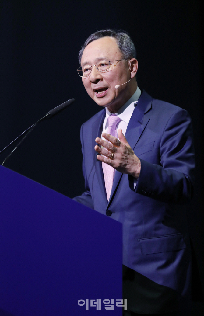 [포토]'MWC19'에서 기조연설하는 황창규 회장
