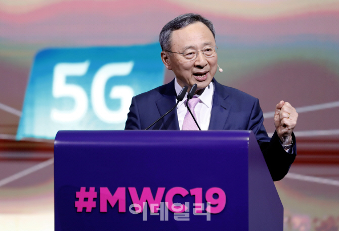 [포토]'MWC19'에서 기조연설하는 황창규 KT 회장