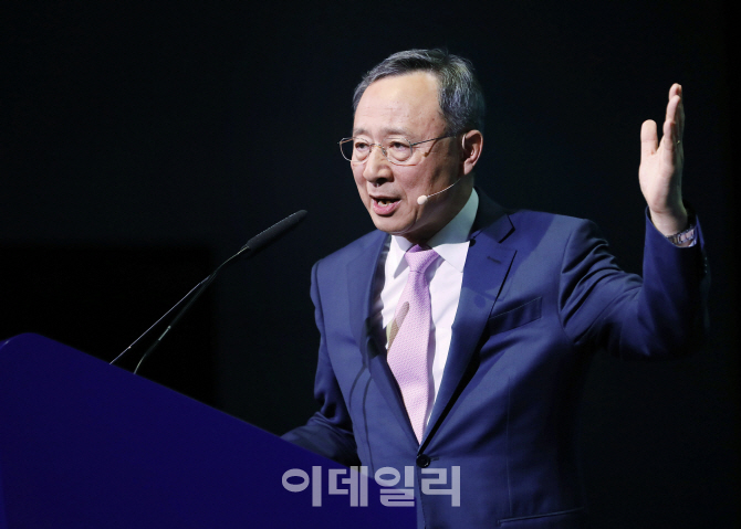 [포토]MWC19(모바일 월드 콩그레스)에서 기조연설하는 황창규 KT 회장
