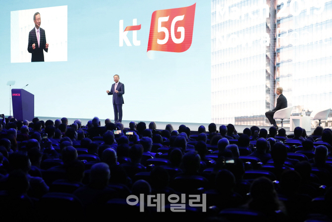 [포토]황창규 KT 회장, 바르셀로나 'MWC19'에서 기조연설