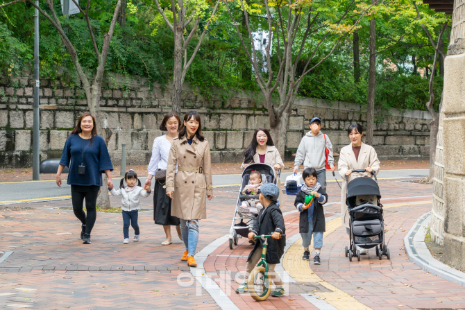 [관광벤처] 울퉁불퉁 보도, 전철역 계단…유모차 나들이 “꿈도 못꿔요”