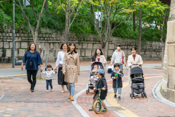  울퉁불퉁 보도, 전철역 계단…유모차 나들이 “꿈도 못꿔요”