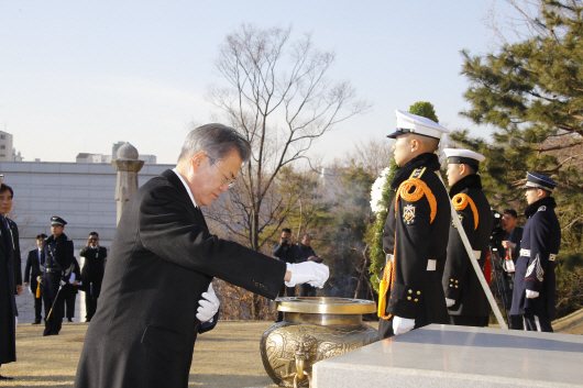 文대통령, 백범 김구 묘역 참배…3·1절 100주년 기념식 참석