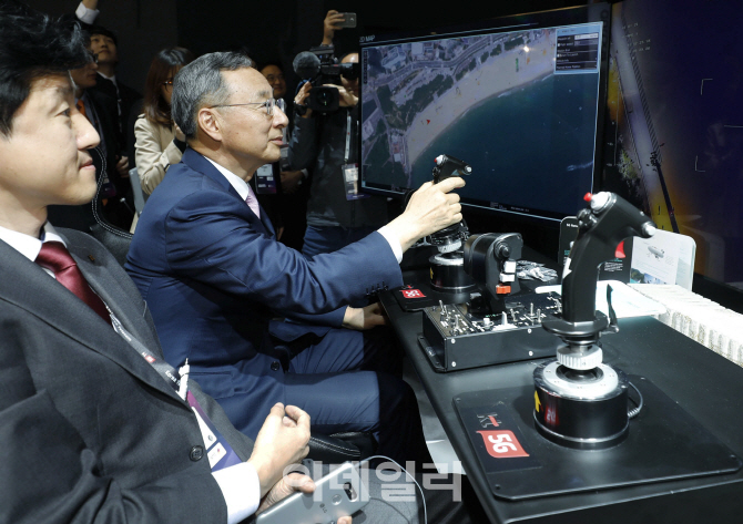 [포토]재난안전 특화 플랫폼 '5G 스카이십' 체험해보는 황창규 회장
