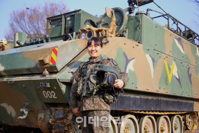 군번 3개 여군 전투장갑차 조종수…전술기동훈련서 '돌격 앞으로'