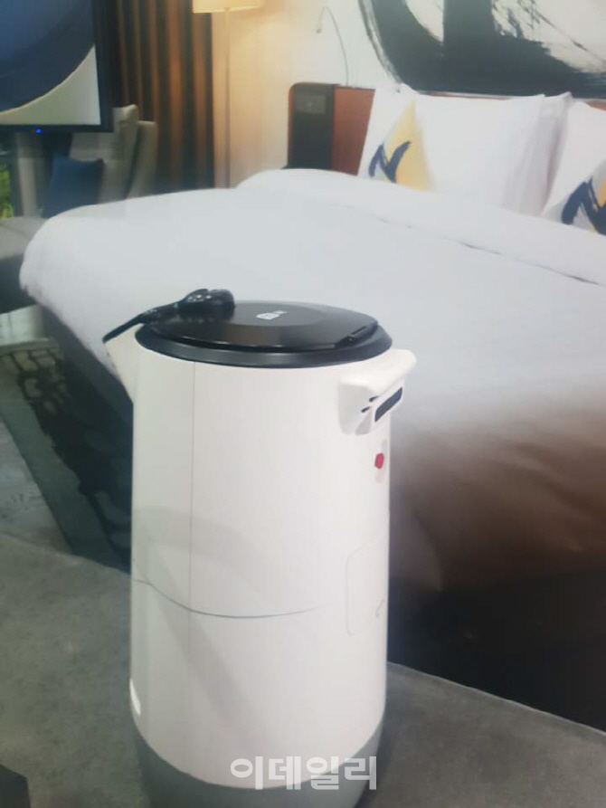호텔 객실 편의용품을 로봇이 배달, KT 첫 공개