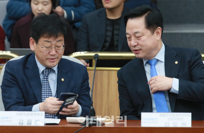 [포토]더민주당 확대간부회의, '대화하는 김두관-김정호'
