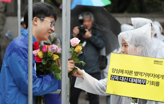 감옥에 남은 마지막 양심적 병역거부자 가석방…수감자 無
