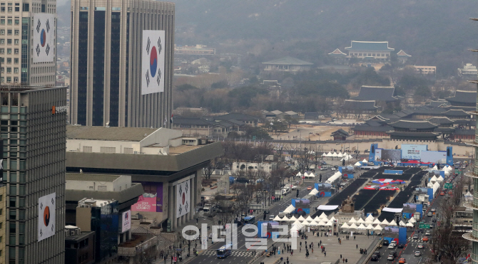 [포토]태극기의 변천사가 광화문광장에