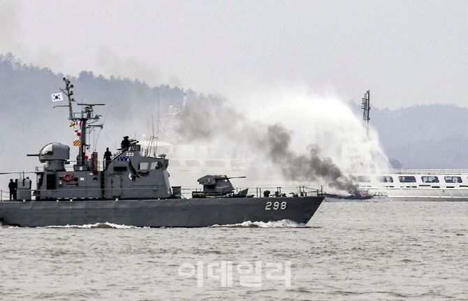 [포토] 목포수로 화재 선박 인명구조 및 화재진압