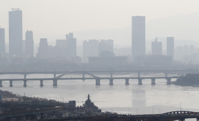 수도권 포함 중남부 미세먼지 ‘나쁨’…남부 새벽까지 약한 비