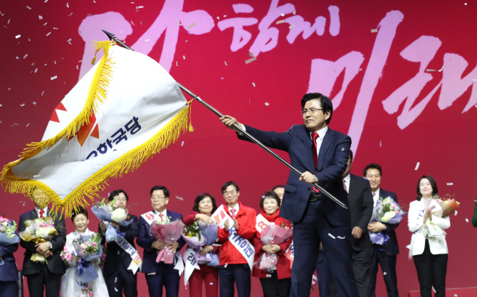 ‘도로친박당’ 각 세웠던 홍준표, 황교안 대표되자 “결과 좋다”