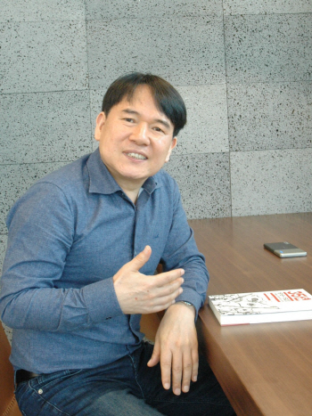 만화로 일제치하 그린 박시백 화백 "수많은 이름없는 유관순 찾아내야"