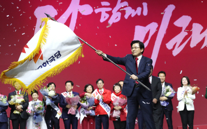 한국당 전대, ‘20억’ 썼다는데…효과는 ‘글쎄’