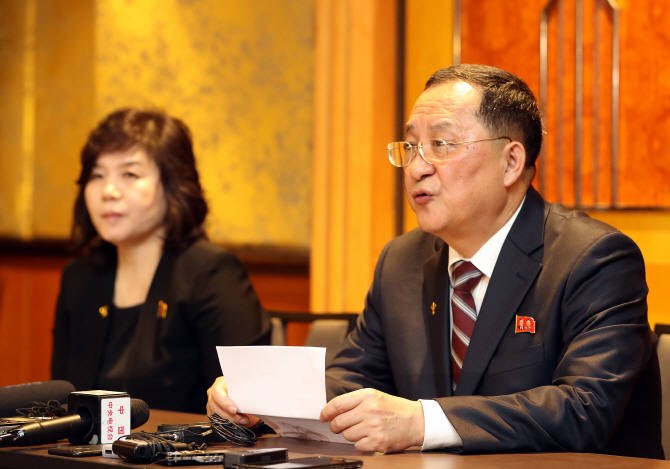 北리용호 “질문 안받겠다” 했지만..최선희, 김정은에 대한 개인 감상까지 밝혀