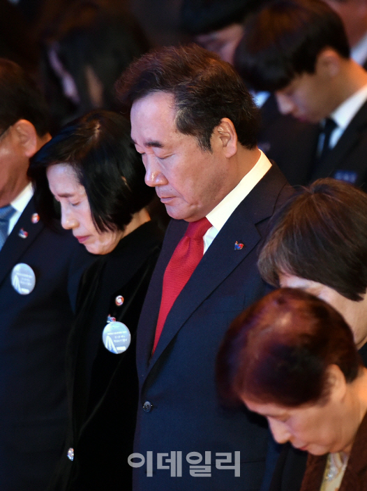 이낙연 국무총리, 한용운·오세창선생 망우공원묘지 참배