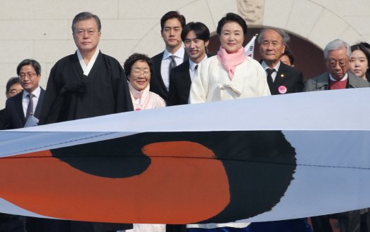 文대통령 “친일잔재 청산, 너무나 오래 미뤄둔 숙제”(속보)