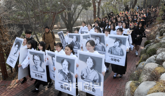 [포토]여성독립가들의 사진들고 행진