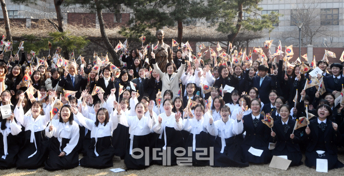 [포토]유은혜 부총리, 유관순 열사 후배들과 함께