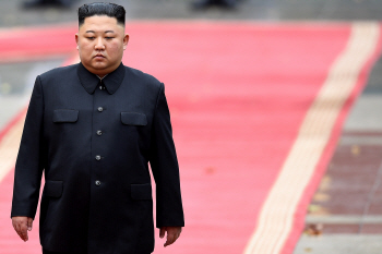 북미 회동 실패 이후 첫 공식행사 나선 김정은, 지친 기색은 역력(종합)