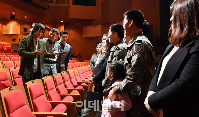 [포토]창작뮤지컬 신흥무관학교 공연의미 설명 경청하는 독립유공자 후손 장병들