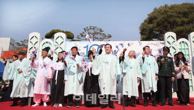 [포토]3.1절 노래 제창하는 서춘수 함양군수