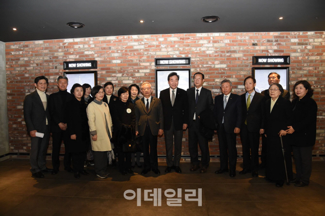 이낙연 총리, 영화 '항거' 관람.. "영화 끝나도 일어날 수 없었다"