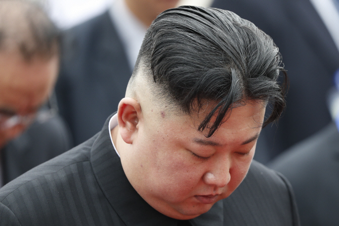 [포토] 호찌민 묘소 헌화 후 묵념하는 김정은