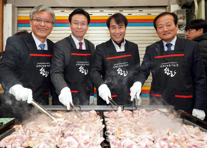 [포토] 황금돼지해, 한돈 삼겹살 드세요~