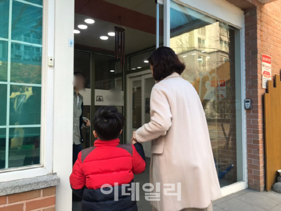 "마냥 반차 쓸수도 없는데"…유치원 개학연기 첫날, 학부모 `발동동`