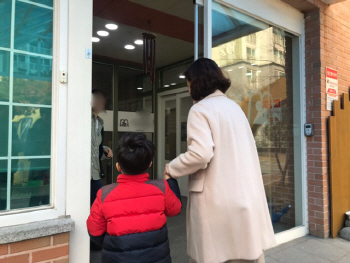 "마냥 반차 쓸수도 없는데"…유치원 개학연기 첫날, 학부모 `발동동`